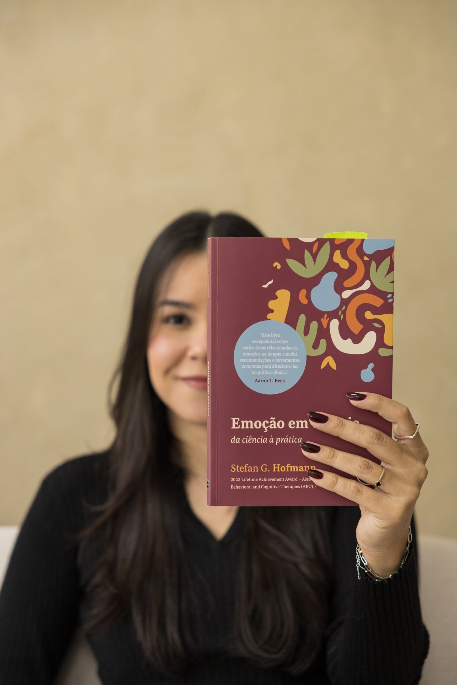 Mariana Nascimento, psicóloga, apresenta um livro sobre emoções.